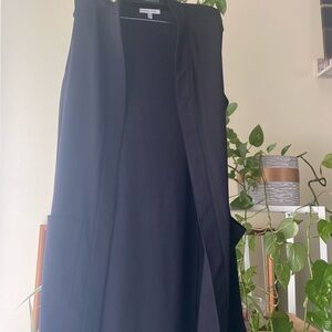 Black light weight long sleeveless cardigan per vest